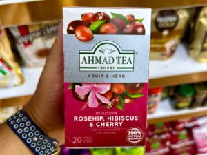 چای احمد Ahmad Tea با طعم گل رز، و گیلاس infusion rosehip, hibiscus & cherry پک 20 تایی