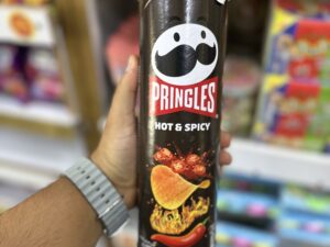 عدد چیپس پرینگلز pringles مدل تند و ادویه ای hot & spicy وزن 165 گرم