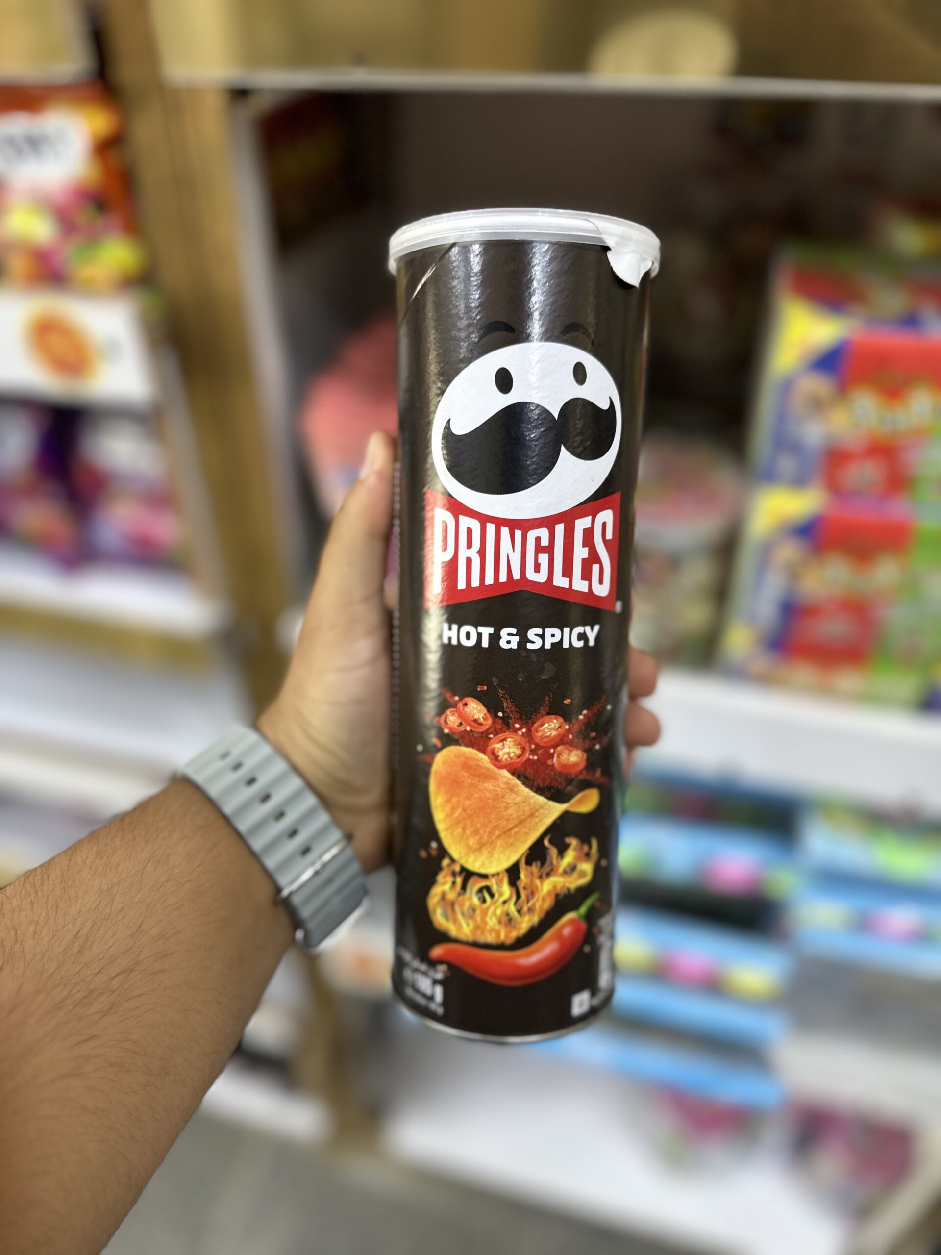 عدد چیپس پرینگلز pringles مدل تند و ادویه ای hot & spicy وزن 165 گرم