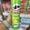 چیپس پرینگلز pringles طعم پیاز جعفری sour cream & onion وزن 165 گرم