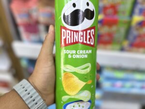 چیپس پرینگلز pringles طعم پیاز جعفری sour cream & onion وزن 165 گرم