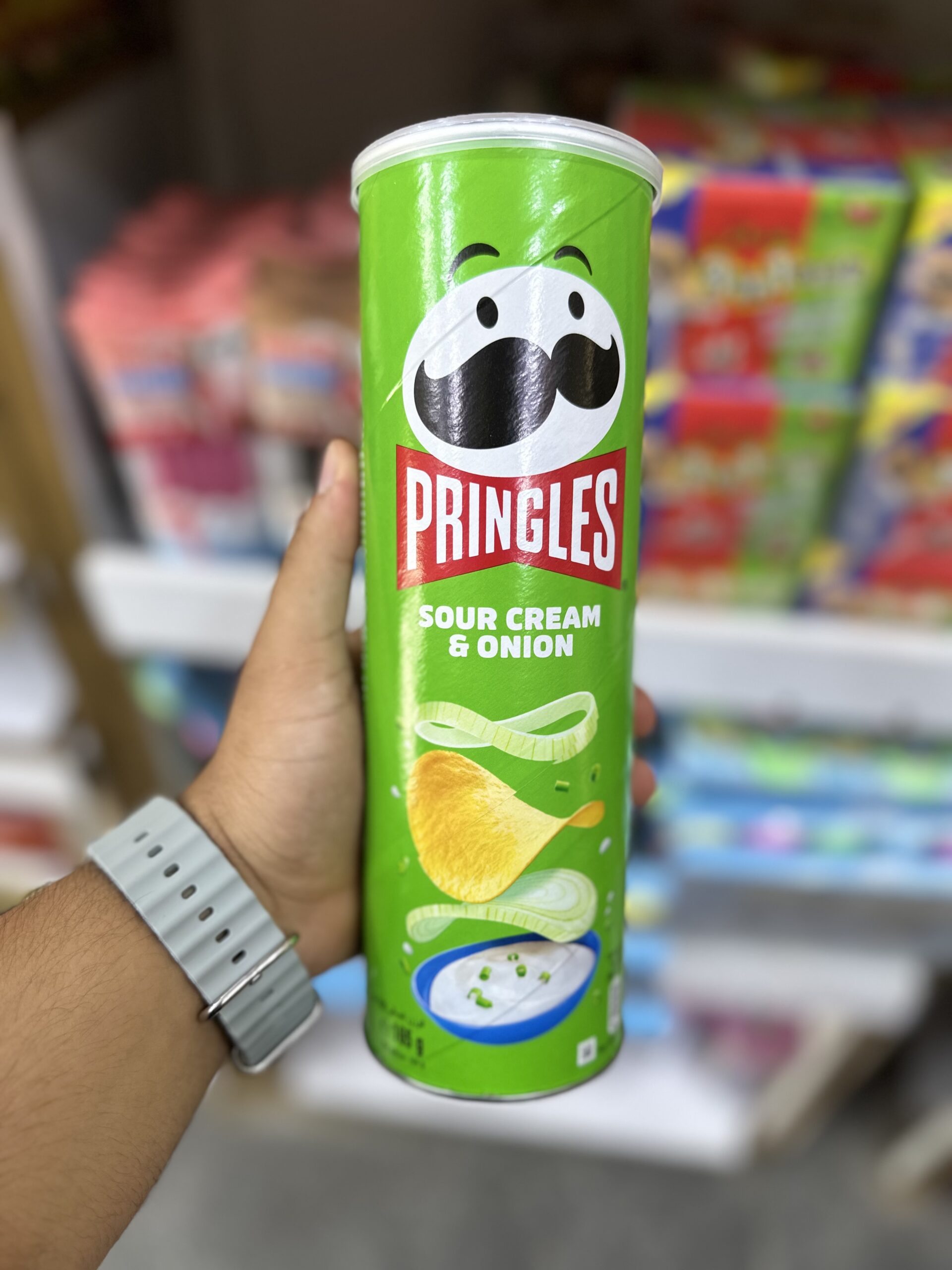 چیپس پرینگلز pringles طعم پیاز جعفری sour cream & onion وزن 165 گرم