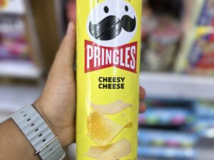 چیپس پرینگلز با طعم پنیر مدل Cheesy Cheese وزن 165 گرم