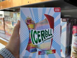 بستنی رولی لواشکی آیس رول Ice Roll مدل توت فرنگی Strawberries پک 10 عددی وزن 150 گرم
